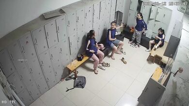 舞蹈班《监控破解》偷拍多位美女学员后台换衣服1 (23)
