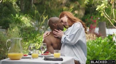 身材火辣身上穿着诱惑的泳衣，被黑人的巨大肉棒疯狂中出激烈做爱（欧美）