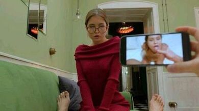 Cheating的妻子骑上巨大的鸡巴。喂她精液